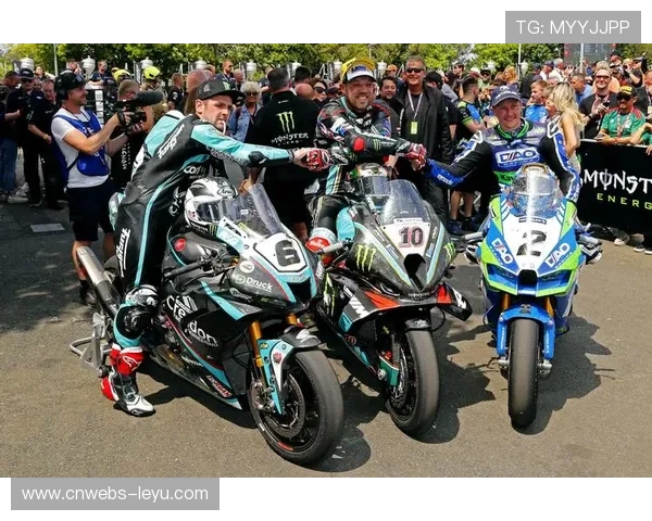 曼岛TT赛事期间当地酒吧举办主题派对,北爱尔兰车手即兴演奏民俗音乐 曼岛TT赛事期间当地酒吧举办主题派对,北爱尔兰车手即兴演奏民俗音乐