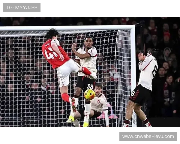 点球判罚瞬间：吉拉西倒地裁判果断指罚球点